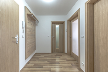 zádveří - Prodej bytu 3+kk v osobním vlastnictví 58 m², Praha 10 - Uhříněves