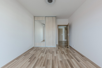 pokoj s vestavěnou skříní - Prodej bytu 3+kk v osobním vlastnictví 58 m², Praha 10 - Uhříněves