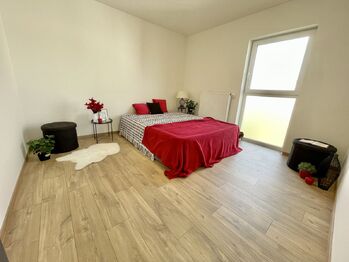 Pokoje v patře - Pronájem bytu 4+kk v osobním vlastnictví 104 m², Dobev