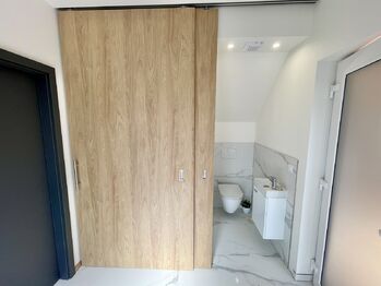 Toaleta v přízemí - Pronájem bytu 4+kk v osobním vlastnictví 104 m², Dobev