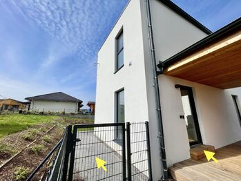 Vchod do bytu/domu a na zahradu kolem domu - Pronájem bytu 4+kk v osobním vlastnictví 104 m², Dobev