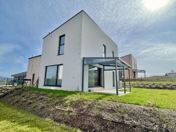 Pohled na byt/dům a zahradu - Pronájem bytu 4+kk v osobním vlastnictví 104 m², Dobev 