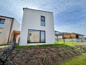 Pohled na byt/dům a zahradu - Pronájem bytu 4+kk v osobním vlastnictví 104 m², Dobev