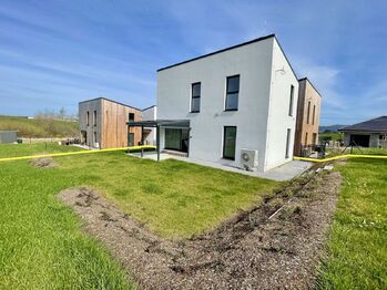 Pohled na byt/dům a zahradu - Pronájem bytu 4+kk v osobním vlastnictví 104 m², Dobev