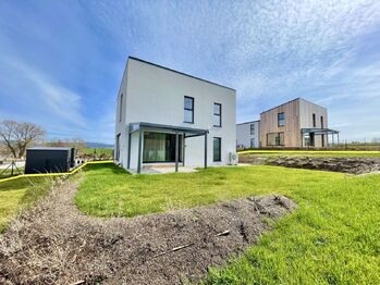 Pohled na byt/dům a zahradu - Pronájem bytu 4+kk v osobním vlastnictví 104 m², Dobev