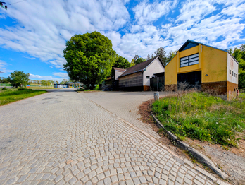 vstup a zpevněné parkovací plochy ... - Prodej restaurace 1284 m², Skuhrov