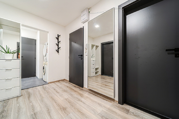 předsíň foto 1 - Prodej bytu 4+1 v osobním vlastnictví 87 m², Brno