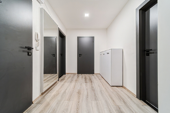 předsíň foto 2 - Prodej bytu 4+1 v osobním vlastnictví 87 m², Brno