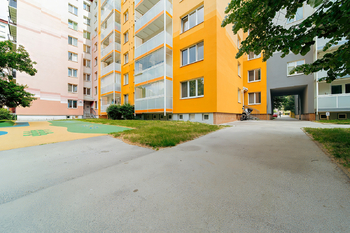 vstup do bytového domu - Prodej bytu 4+1 v osobním vlastnictví 87 m², Brno