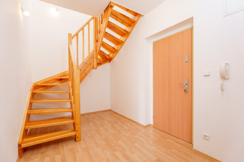 vstup a schodíště - Prodej bytu 3+kk v osobním vlastnictví 126 m², Čelákovice