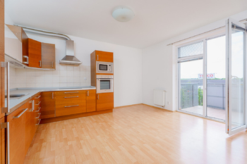 obývací místnost + kk - Prodej bytu 3+kk v osobním vlastnictví 126 m², Čelákovice