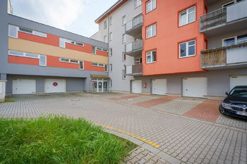 vchod D - Prodej bytu 3+kk v osobním vlastnictví 126 m², Čelákovice