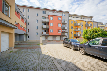 vchod - Prodej bytu 3+kk v osobním vlastnictví 126 m², Čelákovice