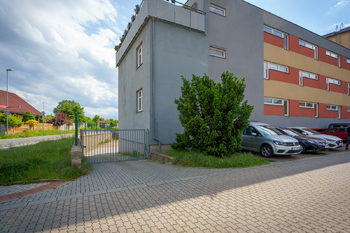 brána k parkování - Prodej bytu 3+kk v osobním vlastnictví 126 m², Čelákovice