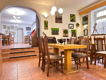 lze rozdělit na menší prostory - Pronájem restaurace 190 m², Praha 9 - Újezd nad Lesy