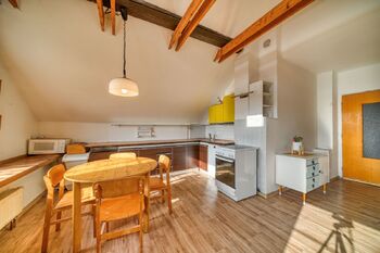 obývací pokoj s kuchyní a jídelním koutem v patře - Prodej domu 200 m², Kolín