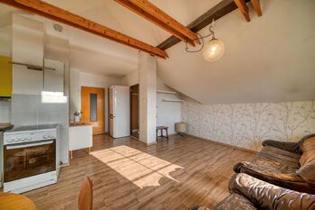 obývací pokoj s kuchyní a jídelním koutem v patře - Prodej domu 200 m², Kolín