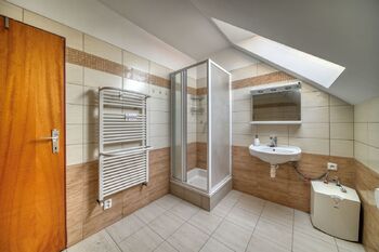 koupelna s WC v patře - Prodej domu 200 m², Kolín