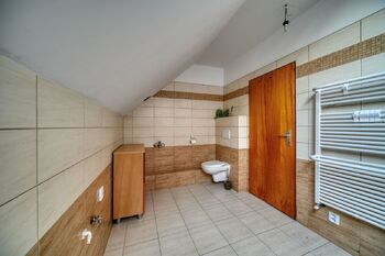 koupelna s WC v patře - Prodej domu 200 m², Kolín