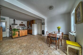 kuchyně s jídelnou v přízemí - Prodej domu 200 m², Kolín