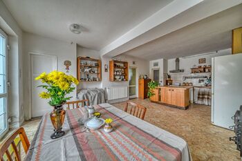 kuchyně s jídelnou v přízemí - Prodej domu 200 m², Kolín