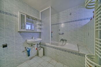 koupelna v přízemí - Prodej domu 200 m², Kolín