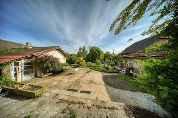 pohled na dvůr z terasy - Prodej domu 200 m², Kolín
