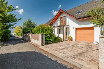 2 parkovací stání - Prodej domu 286 m², Bradlec