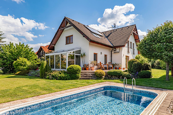 bazén s protiproudem - Prodej domu 286 m², Bradlec 