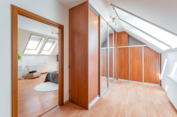 šatna - Prodej domu 286 m², Bradlec