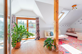 dětský pokoj s balkonem - Prodej domu 286 m², Bradlec