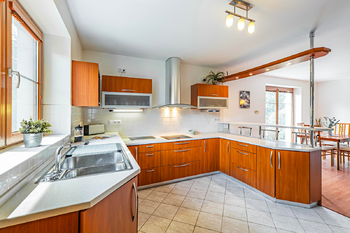 kuchyňský kout - Prodej domu 286 m², Bradlec