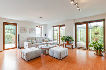 obývák a zimní zahrada - Prodej domu 286 m², Bradlec