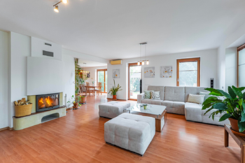 obývák s krbem - Prodej domu 286 m², Bradlec