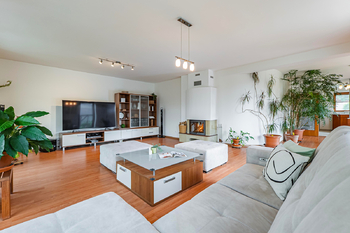 obývák s krbem - Prodej domu 286 m², Bradlec