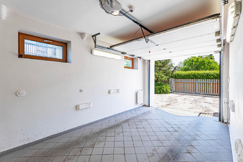 garáž - Prodej domu 286 m², Bradlec