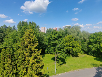 Výhled před dům - Prodej bytu 3+1 v osobním vlastnictví 86 m², Ostrava