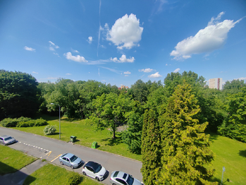 Výhled před dům - Prodej bytu 3+1 v osobním vlastnictví 86 m², Ostrava
