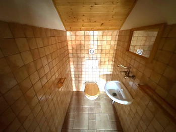 sociální zázemí - Prodej domu 372 m², Buzice