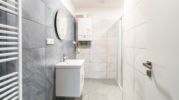 Koupelna - Prodej bytu 3+kk v osobním vlastnictví 54 m², Praha 9 - Horní Počernice