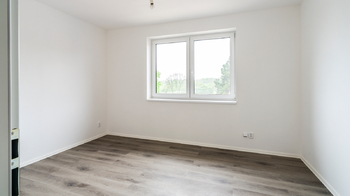 Ložnice s výhledem na rybník - Prodej bytu 3+kk v osobním vlastnictví 54 m², Praha 9 - Horní Počernice