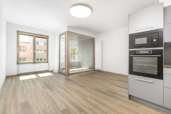 Obývací pokoj s kuchyňským koutem - Prodej bytu 1+kk v družstevním vlastnictví 43 m², Pardubice