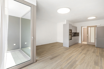 Obývací pokoj s kuchyňským koutem - Prodej bytu 1+kk v družstevním vlastnictví 43 m², Pardubice