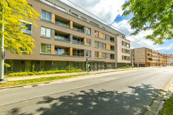 Vstup do domu / zastávka trolejbusu - Prodej bytu 1+kk v družstevním vlastnictví 43 m², Pardubice