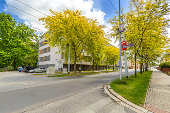 Pohled na dům z hlavní silnice - Prodej bytu 1+kk v družstevním vlastnictví 43 m², Pardubice