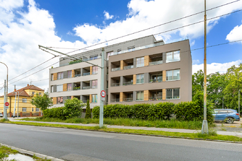 Pohled na dům - Prodej bytu 1+kk v družstevním vlastnictví 43 m², Pardubice