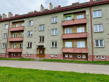 čelní pohled na bytový dům - Prodej bytu 3+kk v osobním vlastnictví 70 m², Nasavrky