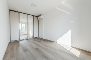 LOŽNICE S VESTAVĚNÝMI SKŘÍNĚMI - Pronájem bytu 2+kk v osobním vlastnictví 53 m², Praha 10 - Hostivař