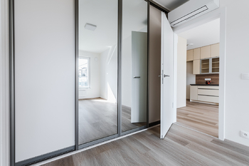 LOŽNICE S VESTAVĚNÝMI SKŘÍNĚMI - Pronájem bytu 2+kk v osobním vlastnictví 53 m², Praha 10 - Hostivař