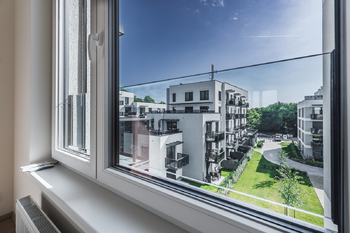 POHLED Z OKNA LOŽNICE DO VNITROBLOKU - Pronájem bytu 2+kk v osobním vlastnictví 53 m², Praha 10 - Hostivař